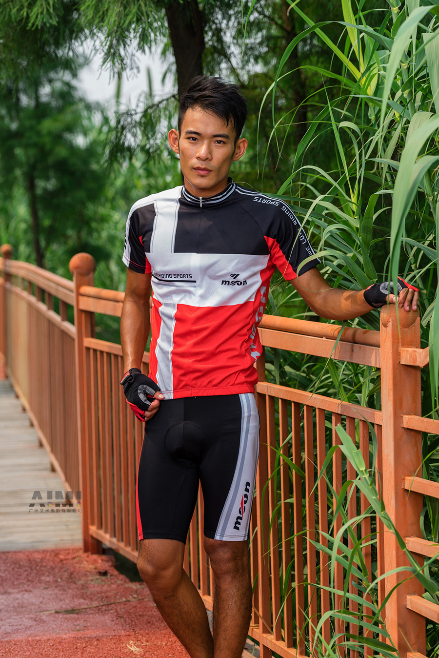 男装骑行服<a href=https://www.airmie.cn/shijuesheying/fuzhuang/ target=_blank class=infotextkey>模特拍摄</a>：与moon品牌合作案例