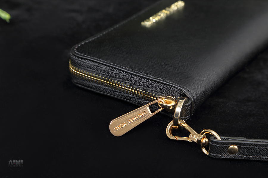 钱包纯底 摄影室内 纯黑底拍摄包包