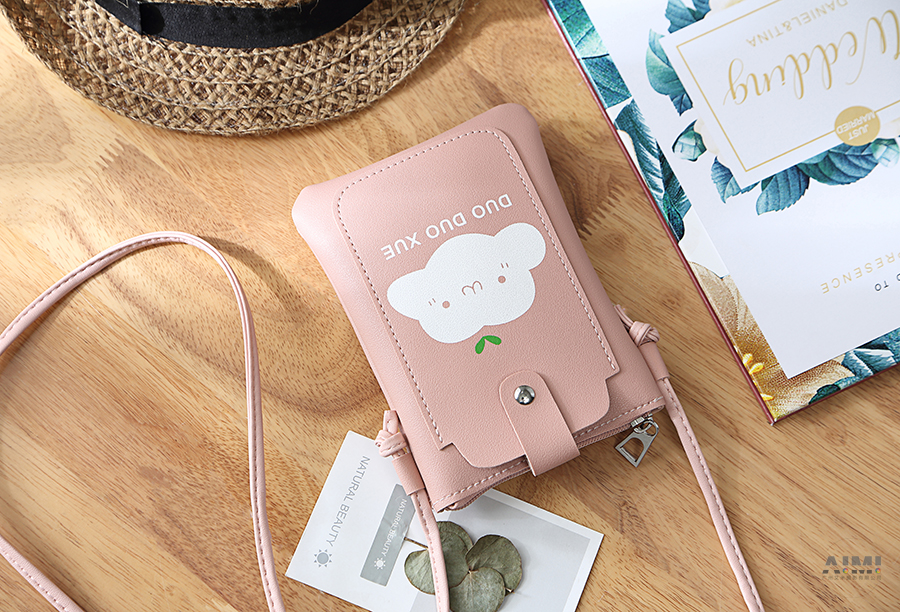 女包<a href=https://www.airmie.cn/shijuesheying/chanpinsheying/ target=_blank class=infotextkey>静物摄影</a>场景单肩包拍摄